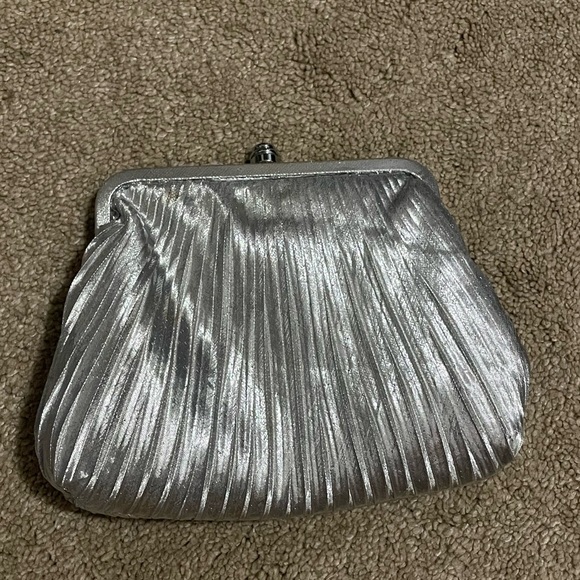 Jacqueline Ferrar Silver Pleated Clasp Formal Clutch with 2 Straps: Chain & Soft - Picture 1 of 3